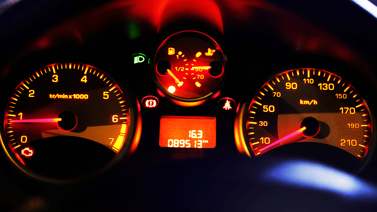 Kontrolki w samochodzie – sprawdź co oznaczają, zanim zaczniesz panikować