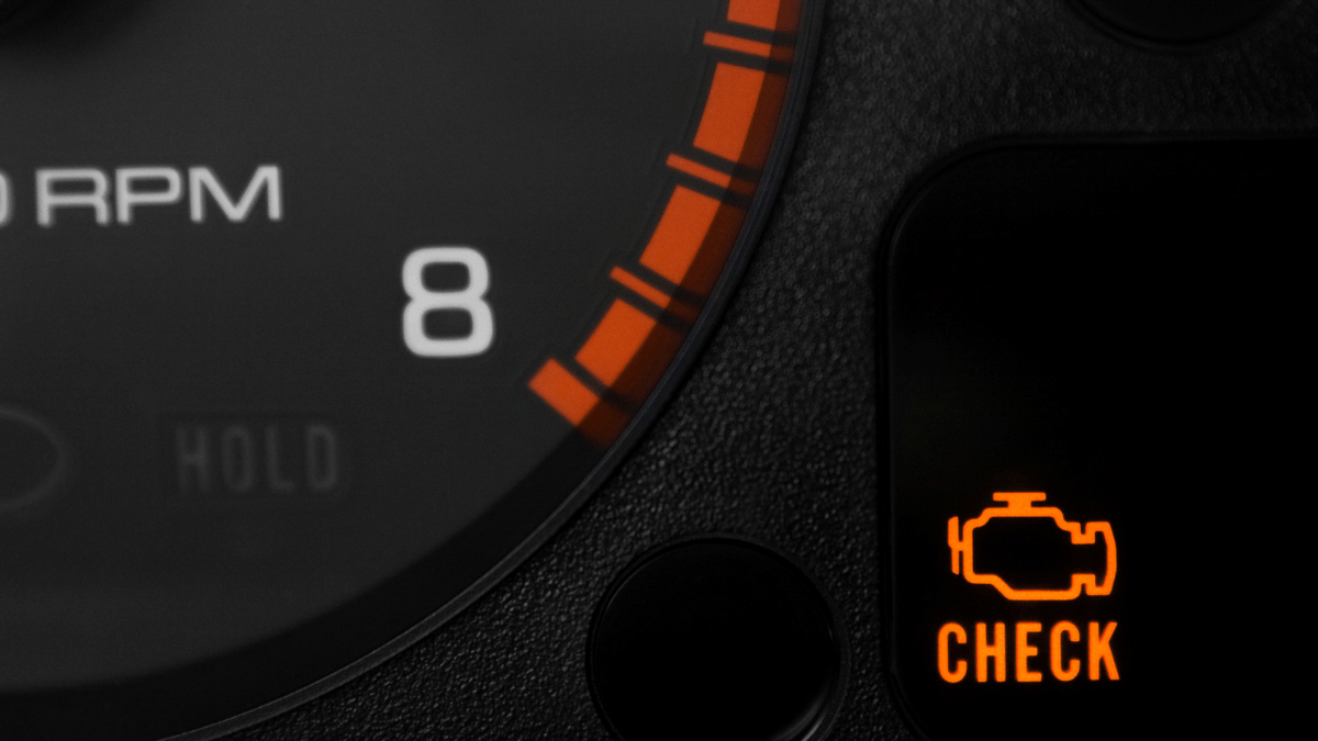 Kontrolka silnika – co oznacza? Co zrobić, gdy zapali się check engine?